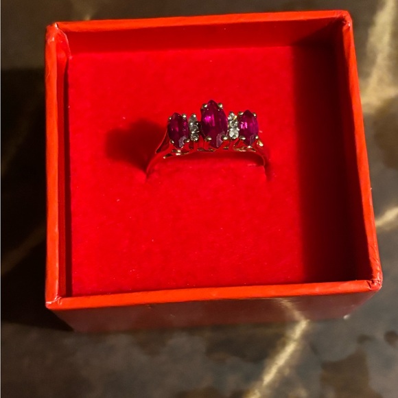 Elegant gold Ring with Rich  Accents - Picture 4 of 8